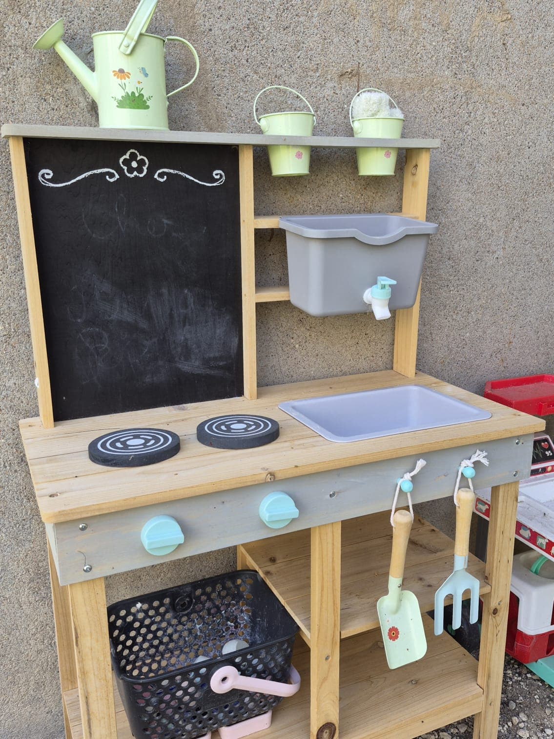 Cuisine en bois installée dans le jardin pour les jeux d'imitation en extérieur
